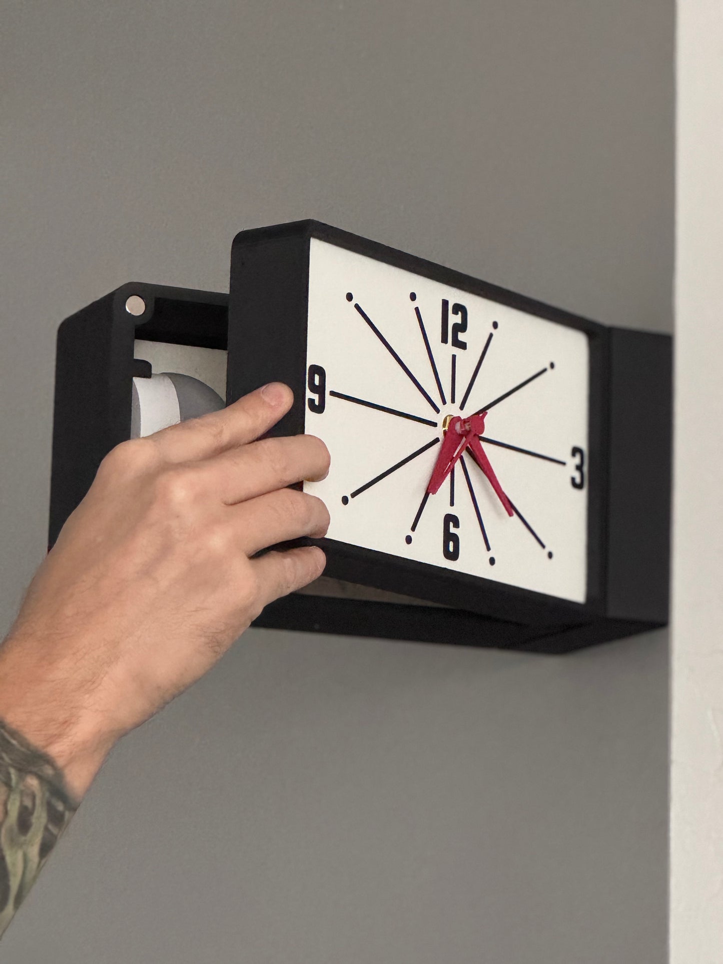 Meridian Wireless Illuminated Double-sided Wall Clock | Mid-Century Modern Retro Cordless Decor